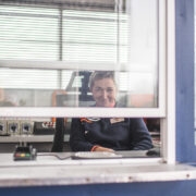 Teenindaja sadama kassas.