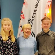 Orienteerumisliidu üldkogul autasustatud Hiiumaa noored ja treener: Maria Eller, Anu Saue ja Kustu Künnapas Nelijärve puhkekeskuses.