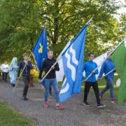 TV10 Olümpiastarti 2017. aasta finaal toimus Kärdla staadionil, avadefileel said lippe kanda meie noorsportlased, paremal Kärdla linna lipuga Eesti noortemeister Marcus Mäll.