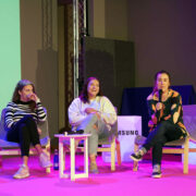 Maria Rannaväli, Sidni Tomson ja Kristel Aaslaid Tamme gümnaasiumi õpilaste ees.