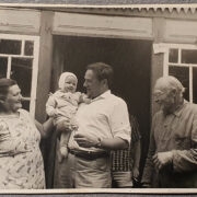 Fotol keskel on Georg Ots, kelle süles Maive Jõelehe poeg Urmas, vasakul Maive ema Amanda Oolmets ja paremal isa Adolf Oolmets.