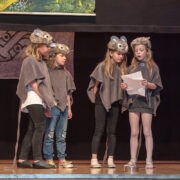 Käina kooliteatri näitlejad laval.