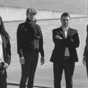 Ansambel Metro Luminal, vasakult teine Kaspar Jancis, kes avastas Luidjal suure metsavarguse, kutsub kontserdile, mis on protestiaktsioon Hiiu saare metsade kaitseks.