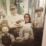 Hiiumaa muuseumist Meremuuseumi tööle läinud Teele Saar ja meremehed Paksu Margareeta püsiekspositsioonis Meri Tornis.