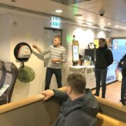 Elustamisseadet CardiAid tutvustatakse parvlaevareisijatele.