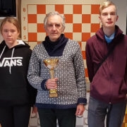 Kabeõpetaja Raivo Rist teise koha karikaga ning tema õpilased (vasakult) Teili Unt, Kätlin Mast, Tamor Tomson ja Triin Unt.