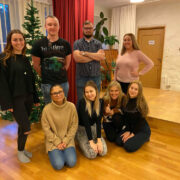 Kaheksa Tallinna Ülikooli tudengit panid Emmaste noortekeskuses kokku kriitilise mõtlemise põgenemistoa, mille ülesannete lahendamine noortele huvi ja lõbu pakub.