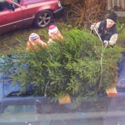 Vaade aknasT: Isa Harri on kuusega koju jõudnud, Kaia ja Liina püüavad teda igati abistada.