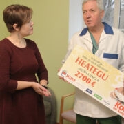 Hiiumaa Selveri juhataja Krista Metsand andis kolmapäeval haigla juhatuse liikmele Tõnis Siirile üle sümboolse tšeki 2700 euroga.