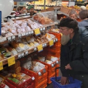 Pika elektrikatkestuse korral võivad ostjad mõneks ajaks poe ukse taha jääda, sestap on kasulik hoida kodus väikest toiduvaru, mis ei rikne ka külmiku sulades.