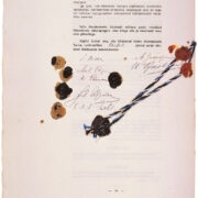 Tartu rahulepingu allkirjad ja tekst: “Eesti ühelt poolt ning Venemaa teiselt, juhitud kindlast tahtmisest nende vahel tekkinud sõda lõpetada, otsustasid rahuläbirääkimistesse astuda ning võimalikult pea kindla, ausa ja õiglase rahu teha /--/.” 02.02.1920.