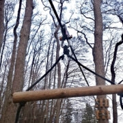 Tähelepanelik lapsevanem märkas Kärdla madalseiklusrajal katkist atraktsiooni ja aitas sellega ära hoida suurema õnnetuse.