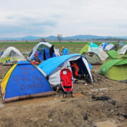 Kiri Kreekas asuva põgenikelaagri ühel telgil: “Aidake meid, avage piirid”.
