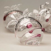 Klaasist Regionaalmaasika auhinnameenet valmistab klaasikunstnik Maret Sarapu.