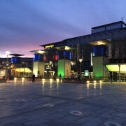 Bristoli kesklinnas asuv Millenniumi väljak avati 2000. aastal ja sellest on saanud ülipopulaarne ajaveetmiskoht.