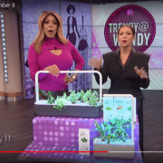 Wendy Williams (vasakul) ja saatekülaline Melissa Carcia, kes tutvustas Click & Grow Tarka Aeda.