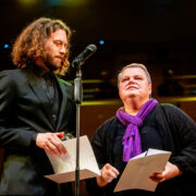 Vallo Toomla sai reedel Kultuurkapitali audiovisuaalse kunsti sihtkapitali aastapreemia. Paremal preemia toonud filmi produtsent Kaie-Ene Rääk.