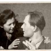 Helle Simm ja Jaanus Kross olid ülikooliajal sõbrad, tänavu möödub mõlema sünnist terve sajand.