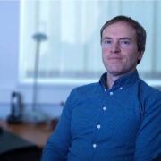 ASi Dagöplast tegevjuht Kulvo Pendra töötab juba tükk aega kodukontoris, pilt temast on tehtud ajal, mil töötada sai veel tehaseruumides asuvas kontoris.