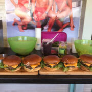 Väike inglisekeelse nimega rannabaar pakkus mullu burgereid ja Rannapaargu restoranitoiduga ei konkureerinud.