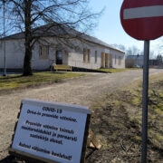 Eilsest pääseb perearsti saatekirjaga koroonaviiruse testi tegema Kärdlas polikliiniku juures asuvas sissesõidulaboris, kuhu tuleb tulla autoga.
