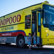 Eriolukorra ajal tuleb Selveri rändpoodi ostunimekiri kaasa võtta, sisse pääseb ainult kaardimakse tegemiseks.