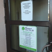 Silt Käina tervisekeskuse uksel teatab, et siseneda tohivad vaid need, kes selleks perearstilt või -õelt loa saanud.