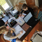 Meie pere tööhoos ümber “koolisöögilaua”.