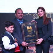 Vaneesh Verma saadetud pildil on ta ise (keskel) koos auhinnaga, mille ettevõte sai 2017. aastal India esimese siseveepargi avamise eest.