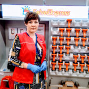 Juhataja Krista Metsand soovitab ostude eest tasumiseks kasutada ostupulti.