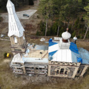 Puski kiriku vaade linnulennult katusetööde ajal, Agu Kohari fotol on hoonel juba katus peal.