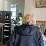 Kohalekutsutud politsei vaatas sündmuskoha üle.