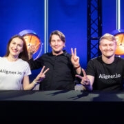 Saate Ajujaht tiim eetris enne koroonapiiranguid: Aligneri tiimi liikmed Sandra Roosna ja Nazari Goudin, keskel mentor Ott Jalakas.