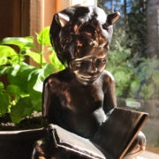 Auhinnakujuke Nukits Heiki Ernitsa köögiaknal.