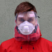 Visiiri alla mahub nii meditsiiniline kaitsemask kui prillid.