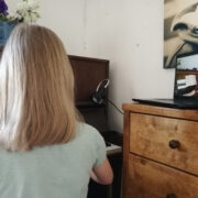 Ette mängib õpilane Heti Kaibald, ekraanil jälgib õpetaja Olesja Voronjuk.