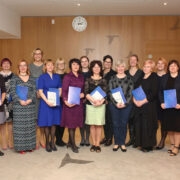 Arenguprogrammi lõpetajad vastsete diplomitega, paremalt viies Karin Kokla.