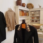 Pika maja näitusesaalides praegu olukord nagu mõnes mõisas sada aastat tagasi.