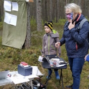 Orienteerujad panid nimed kirja registreerumislauas ja lippasid metsa.