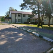 Emmaste kaupluse parkla.