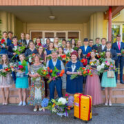 Kärdla põhikooli selle aasta lõpetajad Kärdla kultuurikeskuse trepil, ees klassijuhatajad Lili Käär, Timo Lige ja Tiiu Heldema.