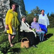 Ilufotosid Haapsalu sallidest sai tehtud Kassari veski juures, foto jaoks sättisid end paika (vasakult) Heli Tuisk, Laine Aug, Ulvi Mets ja Sirje Mürk.