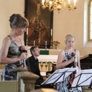 Hiiumaa Kammermuusika päevad kestsid 20 aastat, pildil esinevad festivali korraldajad, viiuldaja Aet Ratasepp ja pianist Mart Ernesaks koos tütrega 2013. aastal Kärdla kirikus. Lapsed on suureks kasvanud, kammermuusikapäevad lõppenud, kaunid kirikukontserdid jätkuvad.