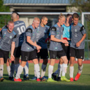 FC Hiiumaa mängijad tähistavad löödud väravat.