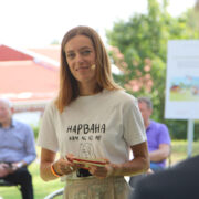 Humoorikas kiri Ida-Virumaa arutelu moderaatori Jana Budkovskaja särgil ütleb “come as you are” ehk tule sellisena nagu sa oled ning Nirvaanast on saanud Narvana.