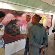 Mathura (keskel) oma hiigelteose juures seletusi andmas.