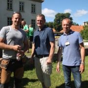 Kolme aastaga on juhtõpetaja Andres Veel (vasakul) Suuremõisas palkmajaehitaja eriala populaarseks muutnud, pildil koos puitmajaliidu toetajaliikmete Ando Holmi ja Argo Otsmaga.