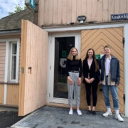 TIKi töötaja Mariliis Aiaste (keskel) koos suveabiliste Siiri Taltsi ja Taaniel Palmistega Pritsumaja ees.