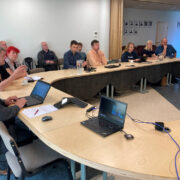 Vallavanem Toomas Rõhu (vasakul), kutsus 2. septembril, nädal peale juhtunut kokku ümarlaua, et saada selgust, kuidas käituda linna sattunud loomadega. Ümarlaual selgus, et riigipoolseid regulatsioone selle valdkonna kohta on, aga need on puudulikud. Samuti puudub ühiskondlik kokkulepe, kuidas käituda linna sattunud loomadega – toita või peletada.