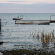 Hausma ujumissild on küll tükkideks, kuid kõik osad tunduvad eemalt vaadates enam-vähem alles olevat.